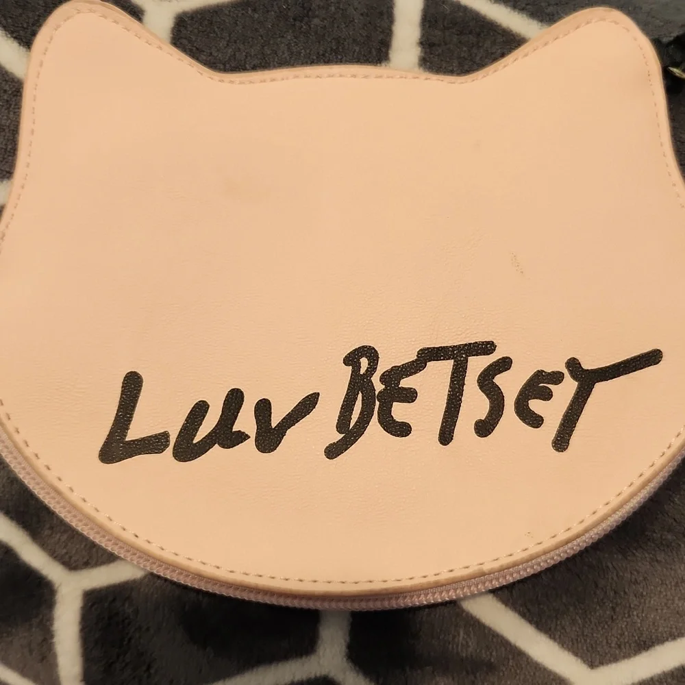 Luv Betsey Cat Face Wristlet - Picture 2 of 8
